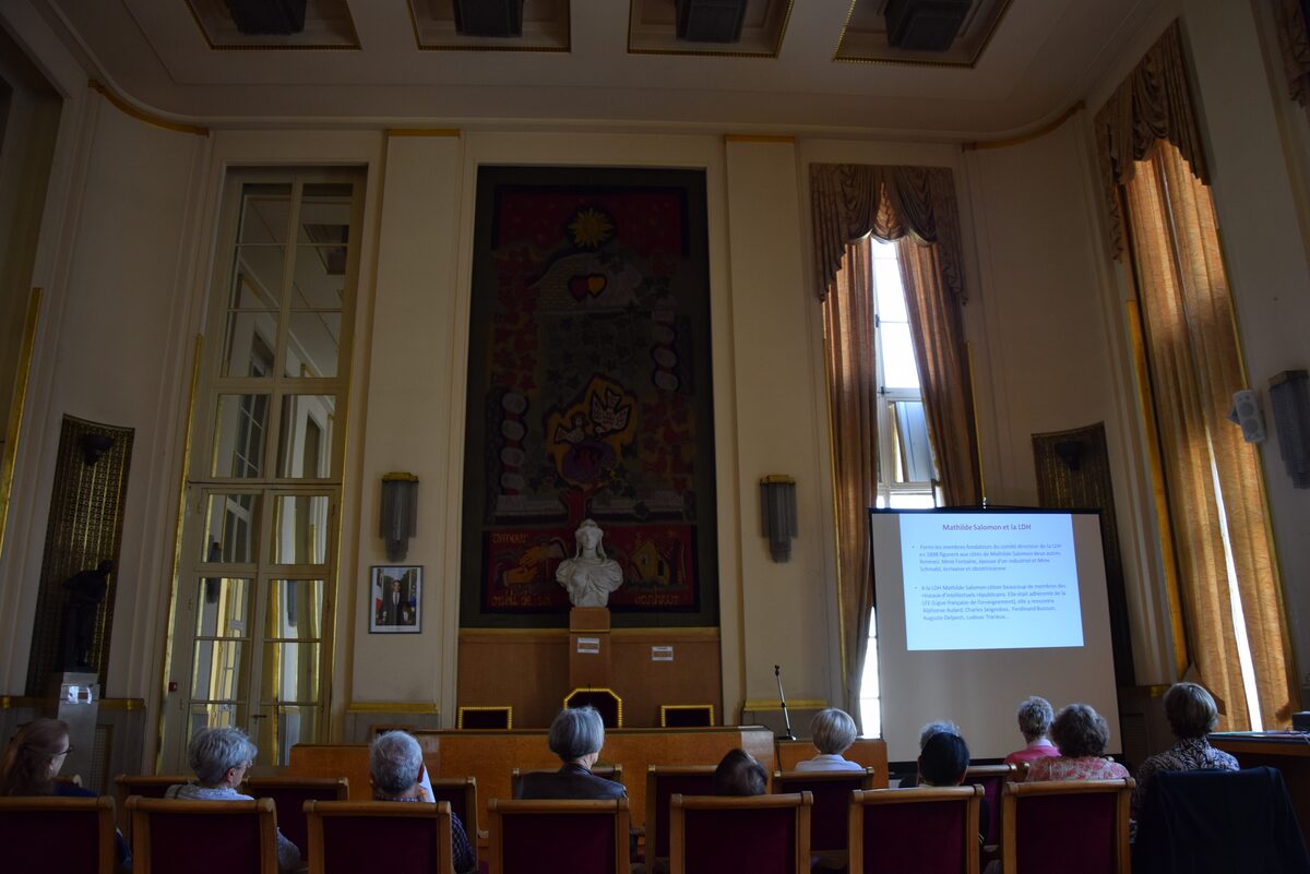 Salle des cérémonies d'une mairie française avec buste de Marianne, lieu typique d'une cérémonie d'accueil dans la citoyenneté française