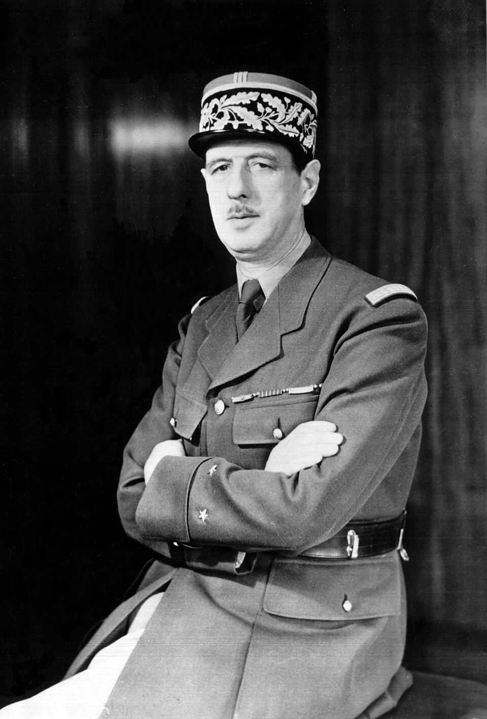 Portrait du général Charles de Gaulle en 1942, fondateur de la Cinquième République française
