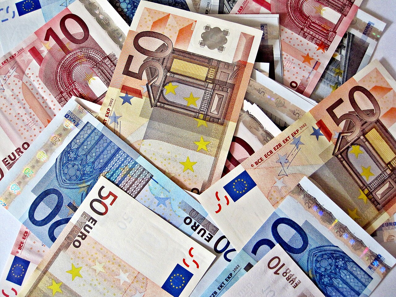 Billets en euros représentant le coût de la naturalisation française et le droit de timbre de 255 euros en 2026