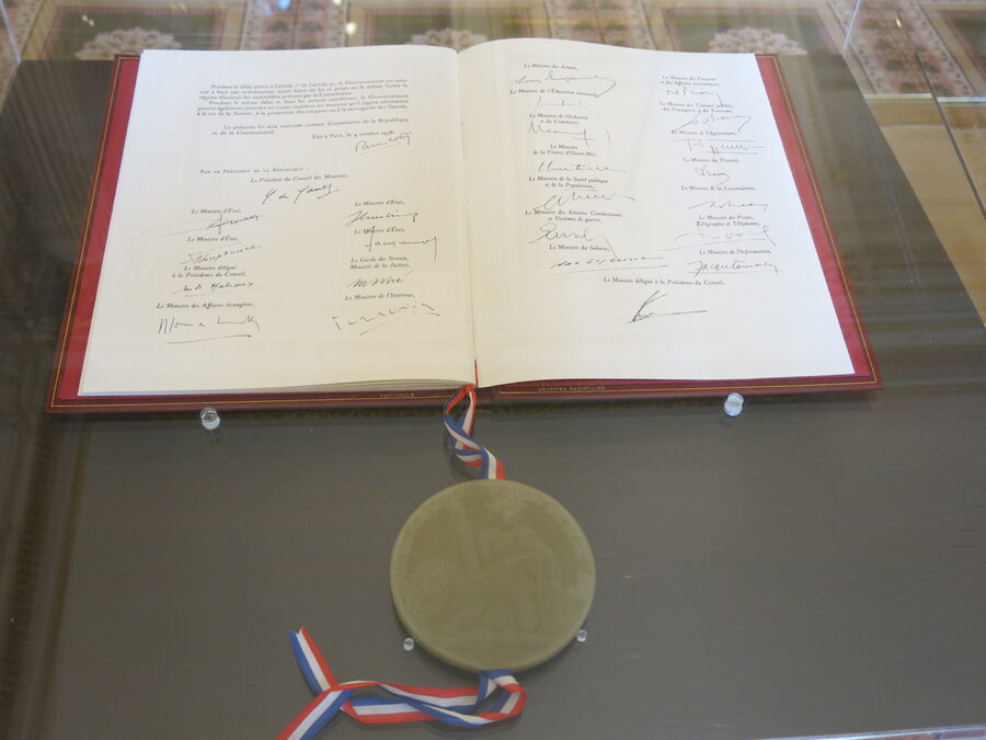Exemplaire original de la Constitution française du 4 octobre 1958 présenté avec le grand sceau de France au Palais de l'Élysée