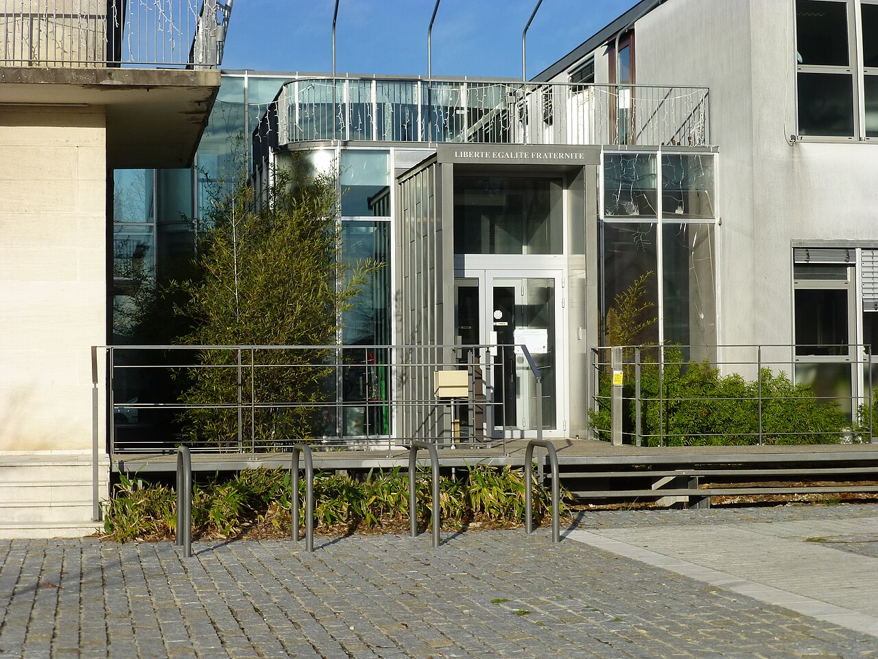 Façade de la mairie d'Eysines avec la devise Liberté Égalité Fraternité gravée au fronton