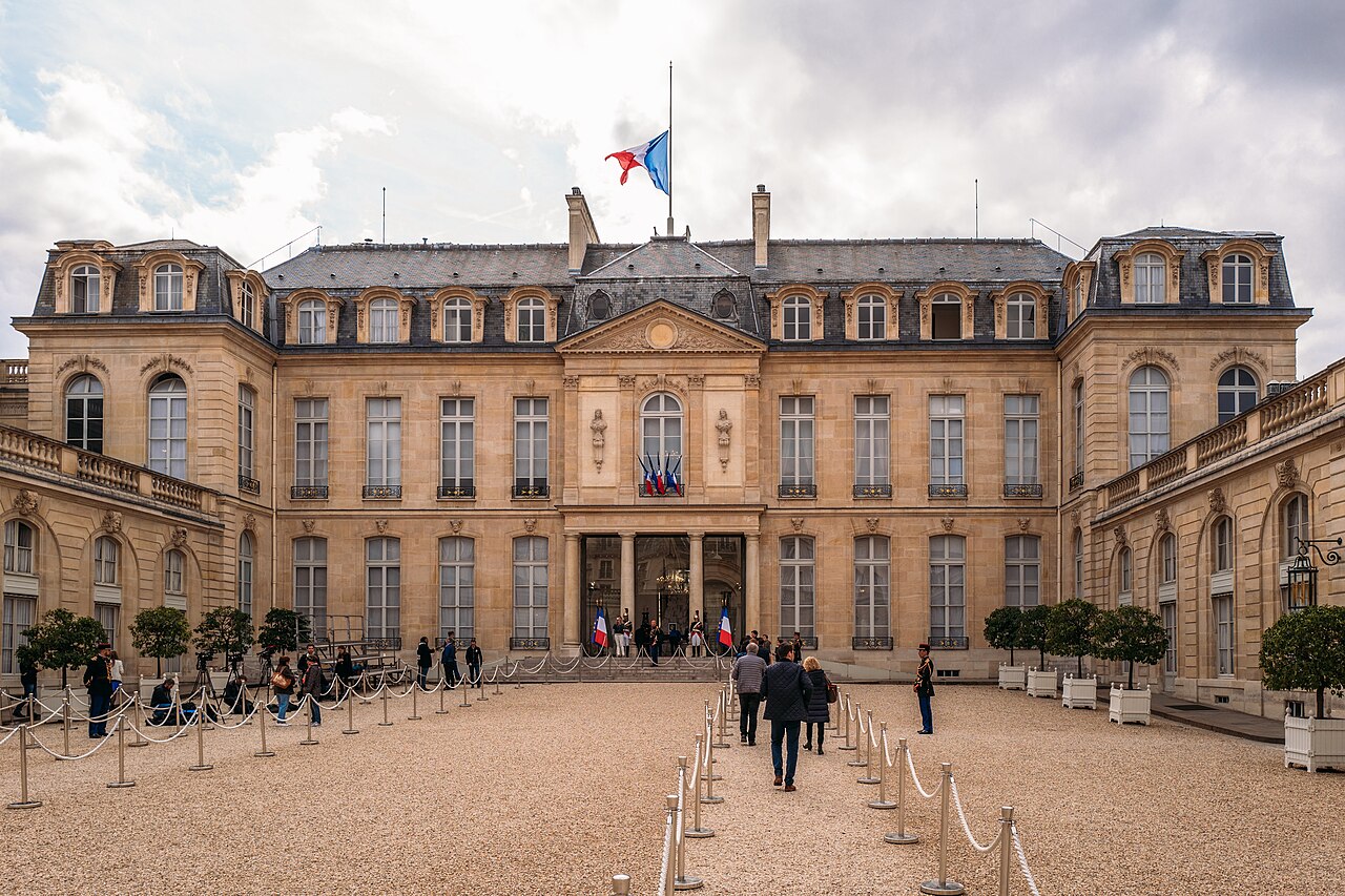 Façade du palais de l'Élysée à Paris, résidence officielle du Président de la République française élu pour cinq ans