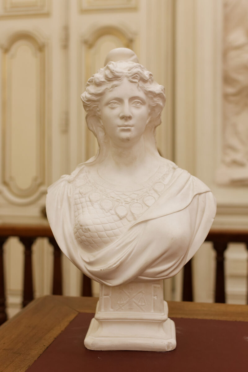 Buste de Marianne dans la salle des mariages de la mairie du 10e arrondissement de Paris, symbole de la République française