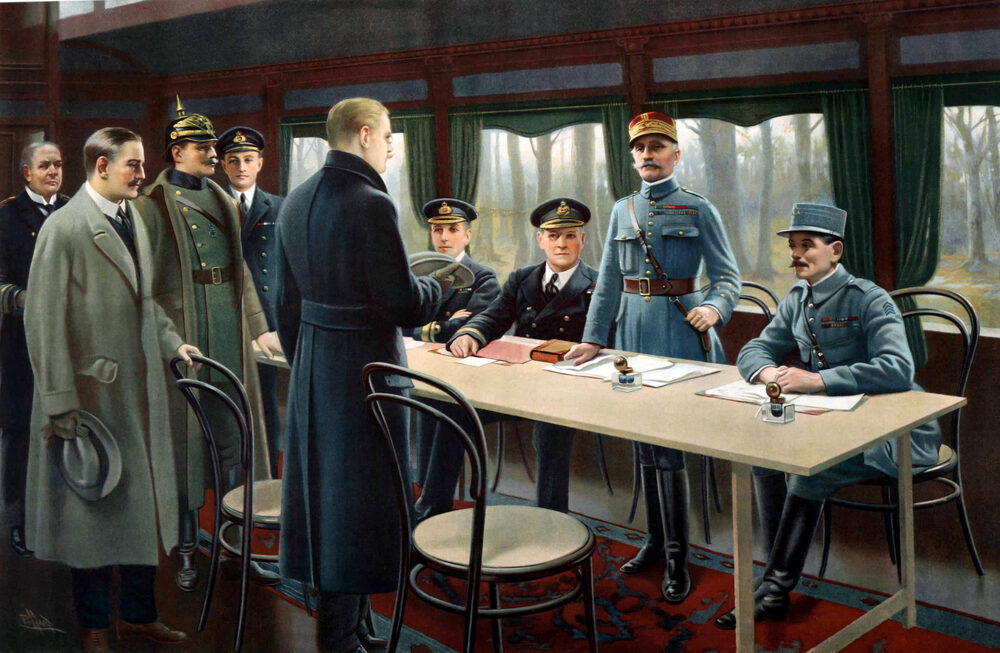 Photographie des plénipotentiaires devant le wagon de l'armistice à Rethondes le 11 novembre 1918, avec le maréchal Foch