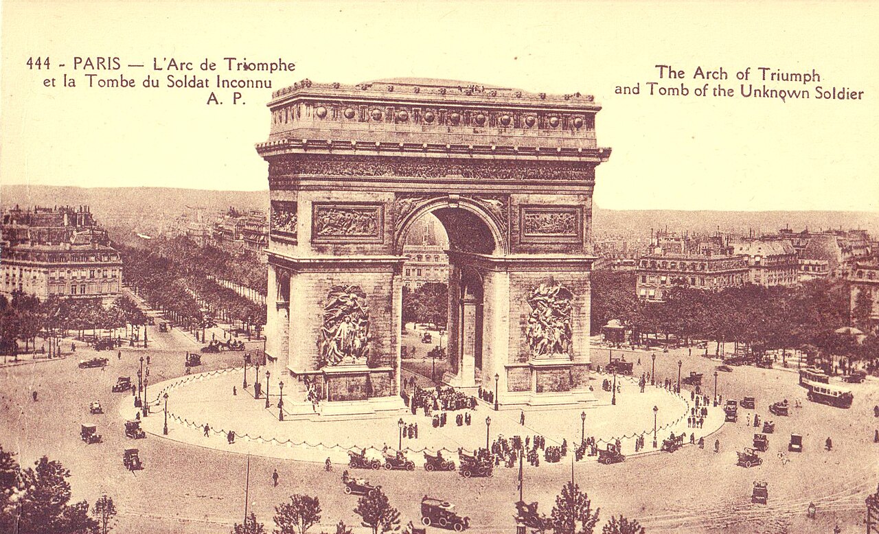 Tombe du Soldat inconnu et flamme du souvenir sous l'Arc de Triomphe à Paris, lieu des cérémonies du 8 mai et du 11 novembre