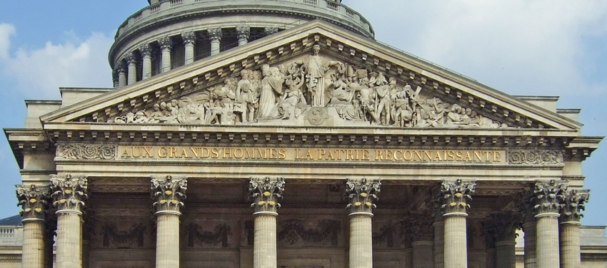 Le fronton sculpté du Panthéon de Paris gravé de l'inscription Aux grands hommes la patrie reconnaissante