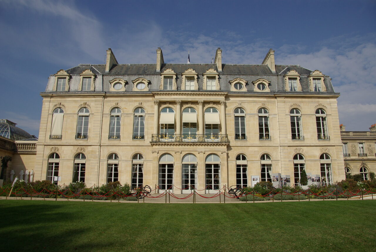 Façade du Palais de l'Élysée vue depuis le jardin, résidence officielle des présidents de la Cinquième République française