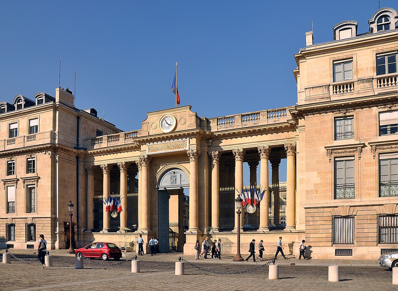 Façade du Palais Bourbon donnant sur la Seine, siège de l'Assemblée nationale française à Paris